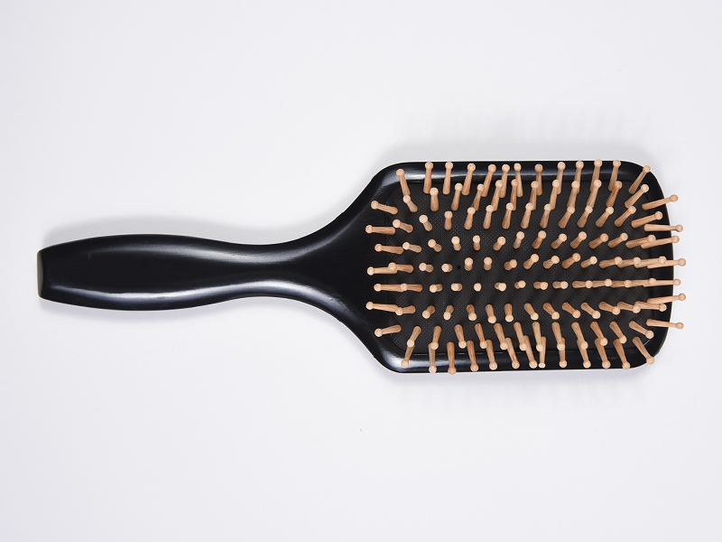 Spazzola per lisciare i capelli con manico in legno