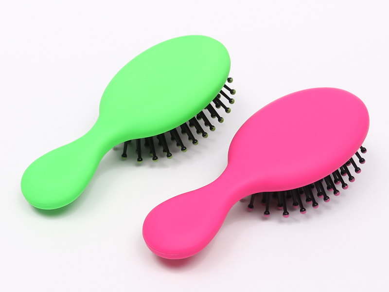 Mini parrucca per bambini. Piccola spazzola per capelli a paletta curva in legno