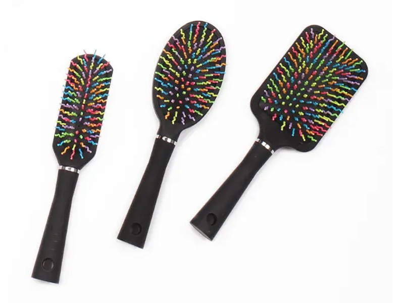 Vari set di spazzole per capelli in plastica fantasia