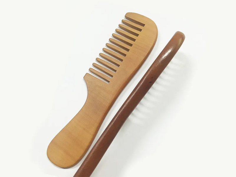 Mini pettine in bambù a denti larghi in legno