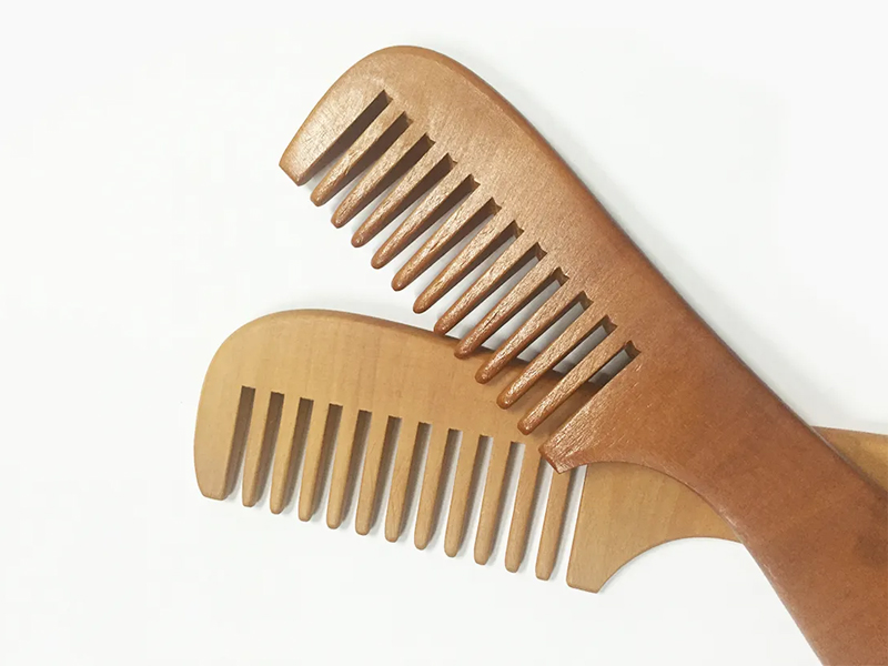 Mini pettine in bambù a denti larghi in legno