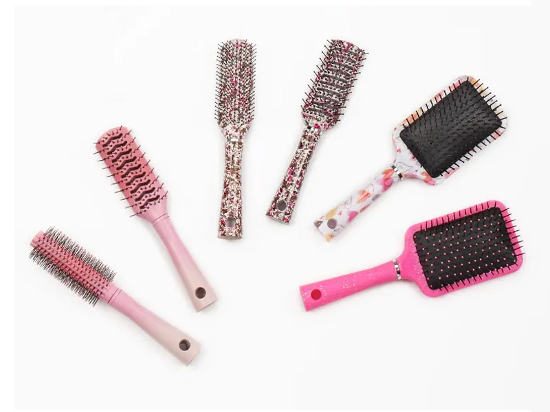 Vari set di spazzole per capelli in plastica fantasia