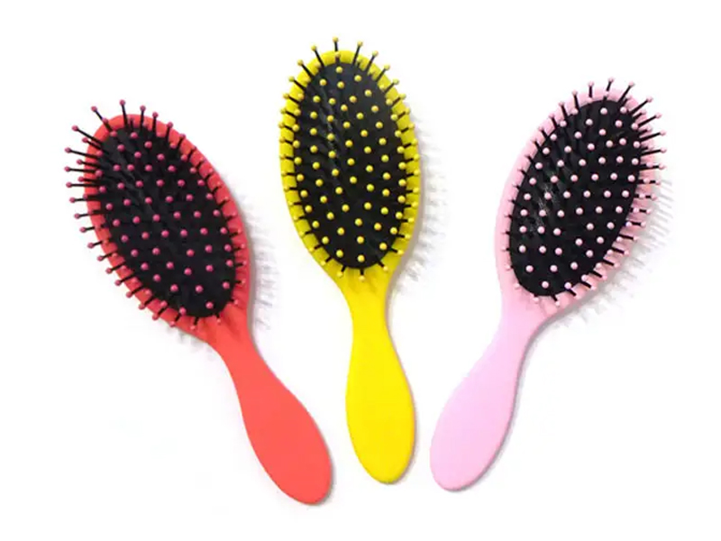 Spazzola per capelli in plastica districante con rivestimento in gomma