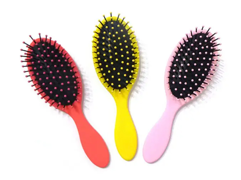 Spazzola per capelli districante bagnata