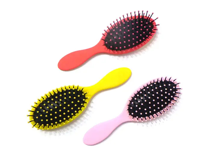 Spazzola per capelli districante bagnata