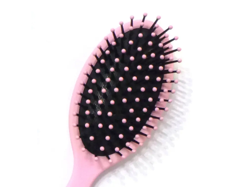 Spazzola per capelli districante bagnata