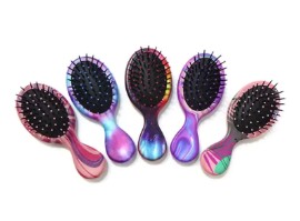 Cos'è una spazzola districante? Perché, come e quale tipologia scegliere per capelli più sani