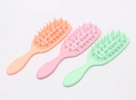 L’uso di una spazzola districante può ridurre la caduta e la rottura dei capelli?