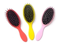 I pettini in plastica causeranno la rottura dei capelli?
