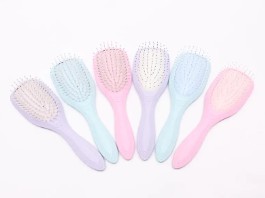 Quante pennellate richiede la spazzola districante per capelli per districare i nodi ostinati rispetto a un normale pettine di plastica?