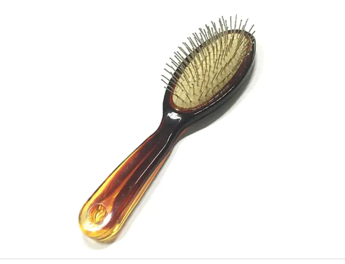 Una spazzola districante fa bene ai capelli e al cuoio capelluto?