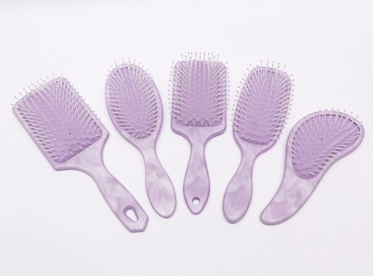 Come utilizzare e pulire correttamente una mini spazzola per capelli in plastica?